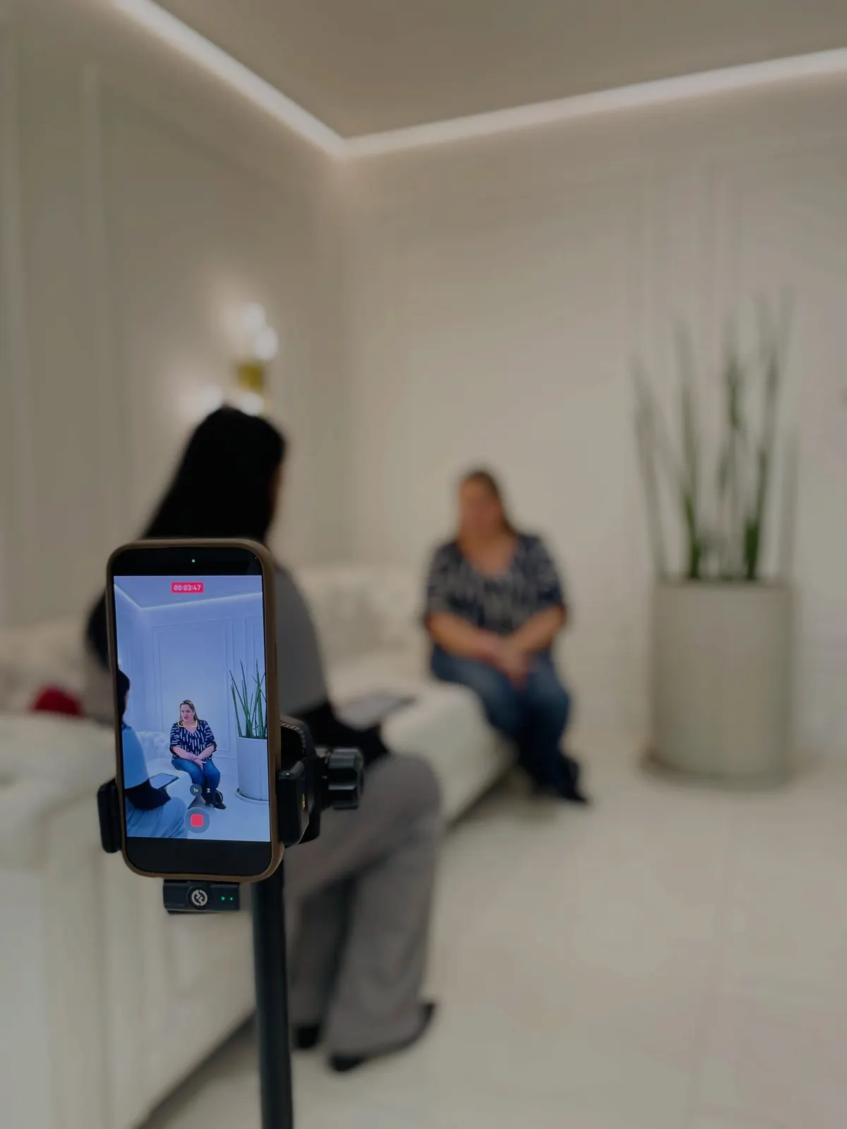 Cláudia Braz nos bastidores, gravando conteúdo com uma cliente